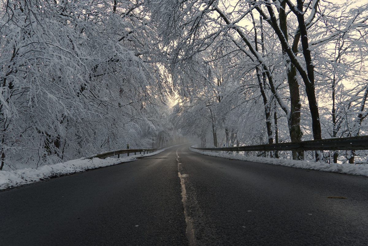 Verschneite Landstrasse bei Önkfeld