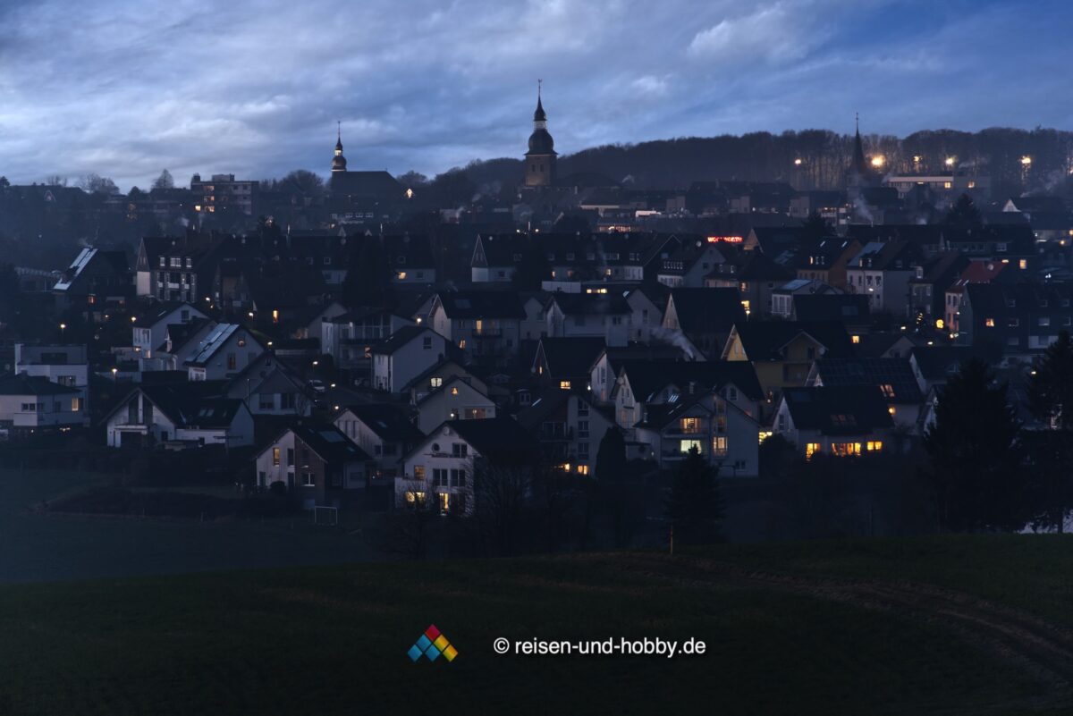 Blick auf Radevormwald zur blauen Stunde